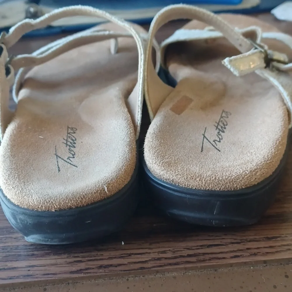 Trotters Gold Glitter Leather Comfort Casual Sandals Womens Sz 7M Slip On Thong